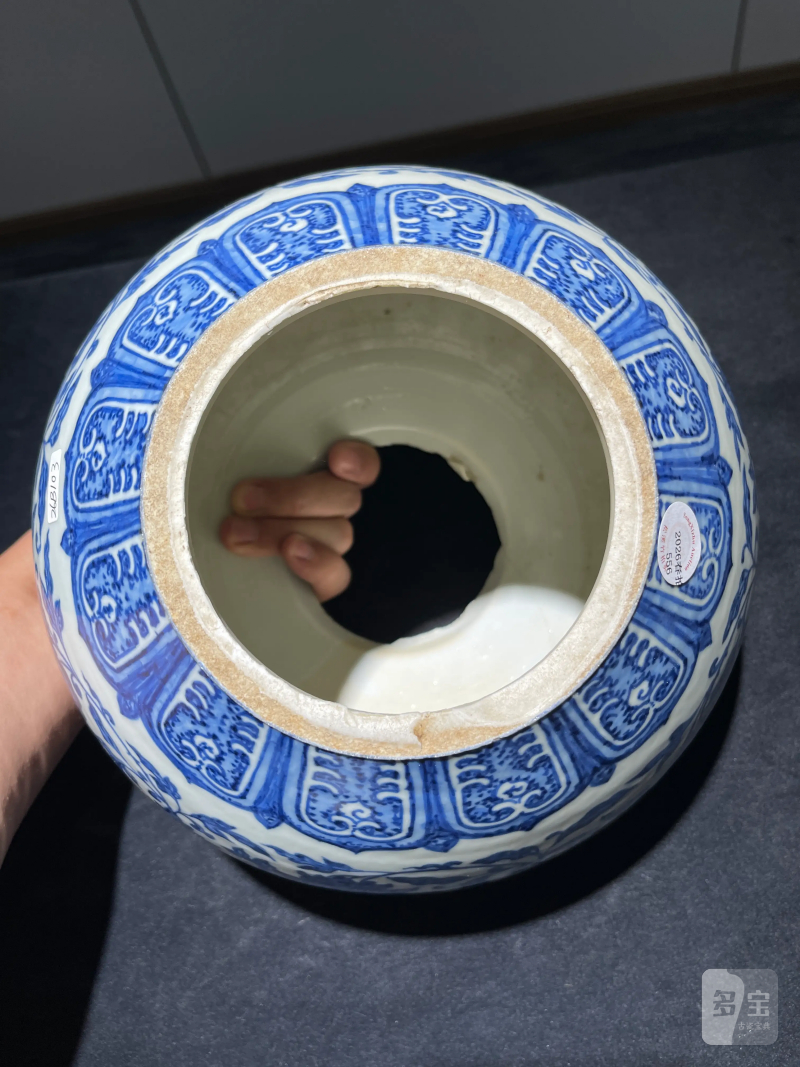 清乾隆 青花缠枝莲纹赏瓶 - 图10